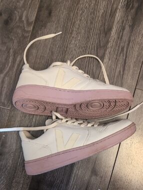 Women Veja V10s